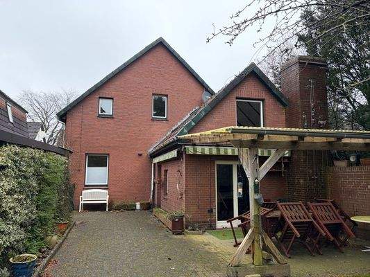 Hinteransicht mit Terrasse (1)