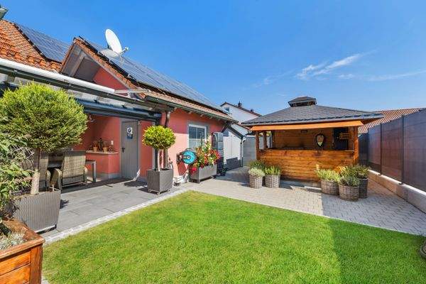 Garten mit Grillhütte