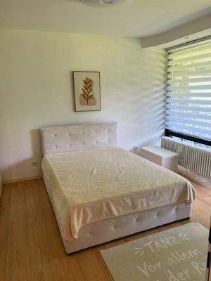 Elternschlafzimmer m. Zugang z. Balkon