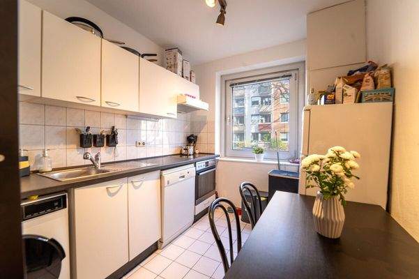 Moderne Küche mit Platz für eine Essecke