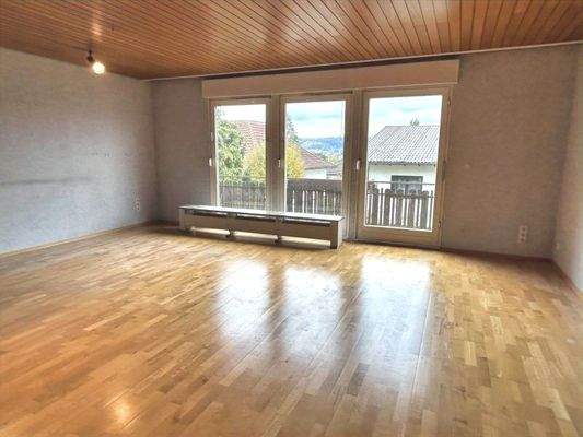 Wohn-Esszimmer mit Zugang zum sonnigen West-Balkon