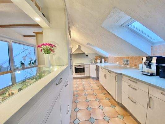 schöne helle Küche