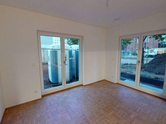 Ansicht III: Wohn- und Esszimmer mit Zugang zur Terrasse