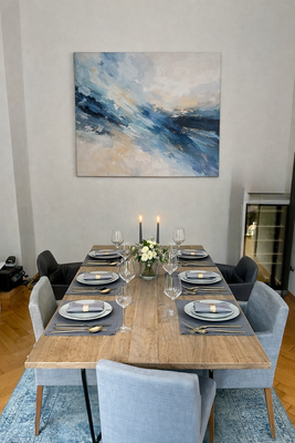 Esszimmer mit Schiebetür vom Wohnzimmer abgetrennt.