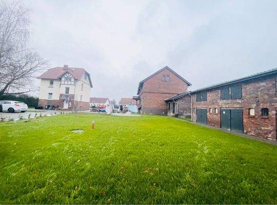 Grundstück in Blick Richtung  - 1. MFH (rechts) + Schuppen & 3.MFH (links)  