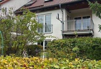 Gebäudeansicht vorn mit Balkon
