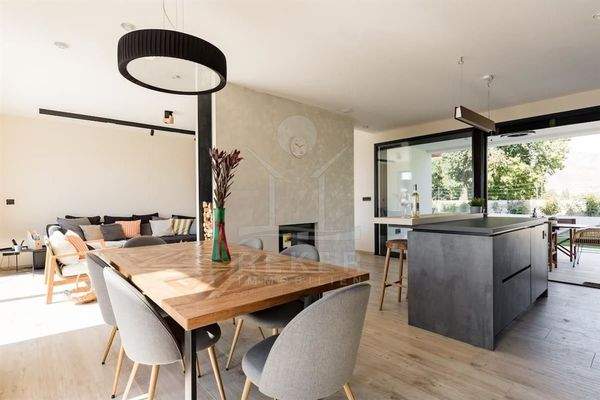 Moderner und lichtdurchströmter Wohnbereich