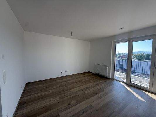 Haus_1_Top_16_Wohnbereich_mit_Blick_auf_Balkon