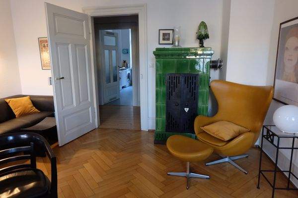 Wohnzimmer mit Kachelofen