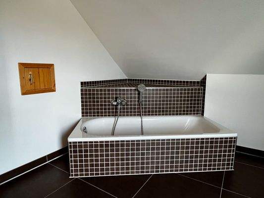 Badewanne, WC und Bidet