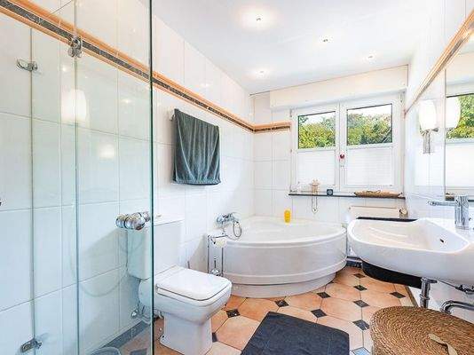 Masterbad mit Dusche und Eckbadewanne