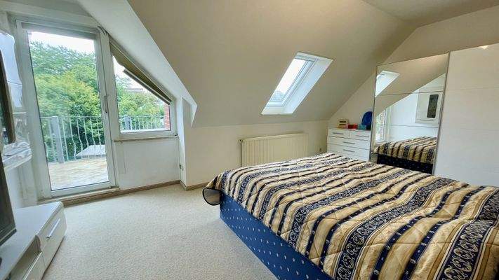 Zimmer II mit Zugang zum Balkon