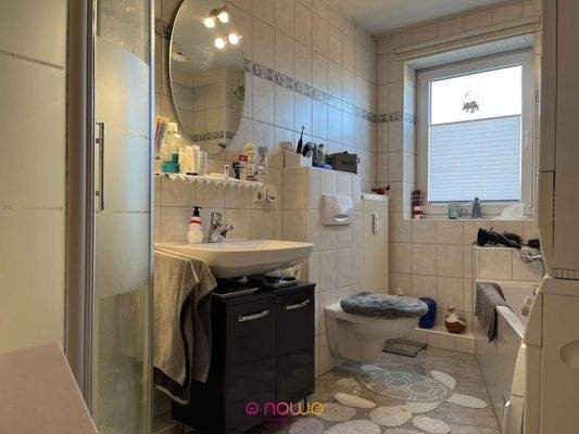 Das Vollbad! Dusche, Wanne und Fenster