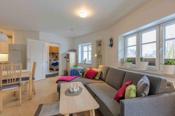 gegenüberliegende Seite, links Blick zur offenen Küche.jpg