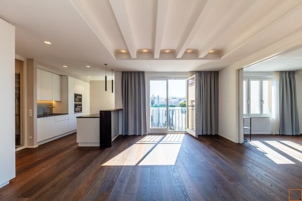 Küche und Wohnsalon Richtung Innenhof