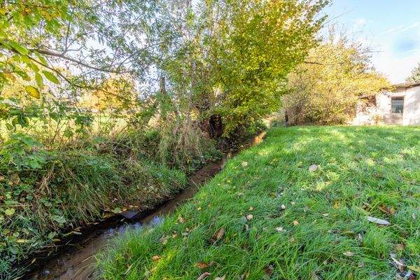 Grundstück mit Bachlauf