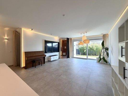 Wohn-/ Esszimmer mit offener Küche