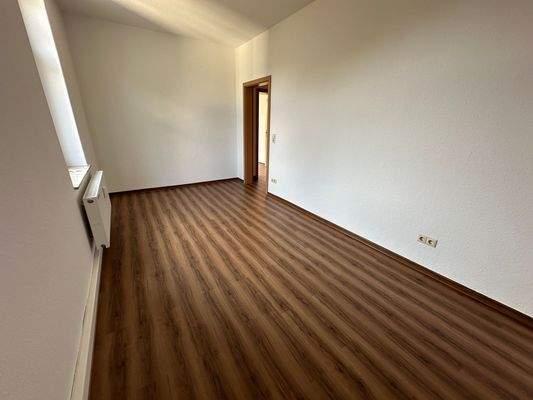 Leerer Raum mit Holzboden