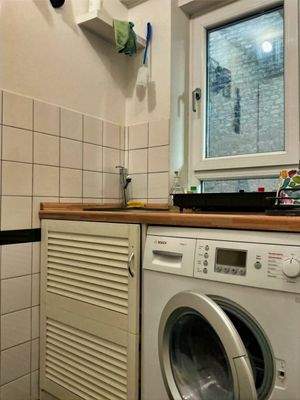 Küche mit eigenem Waschmaschinenanschluss in der Wohnung