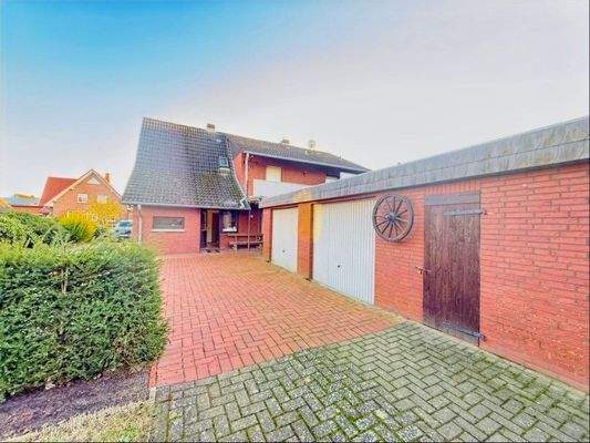 Wohnhaus mit Nebengebäude