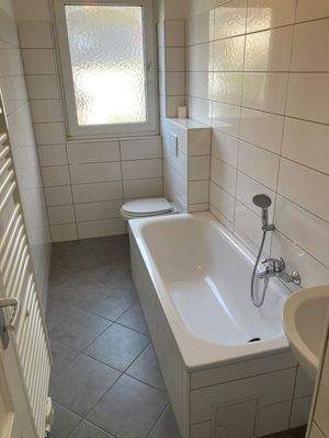 Tagelsichtbad mit Badewanne und Handtuchheizung.JPG