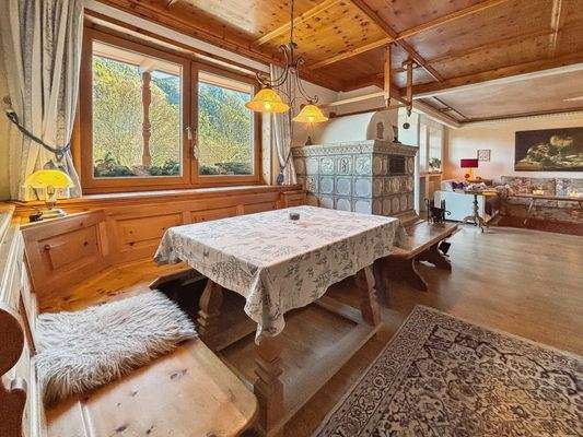 Essecke mit Kachelofen