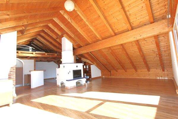 ...Wohnzimmer mit Holzofen