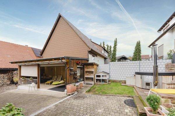 Pflegeleichter Garten mit Überdachtem Freisitz