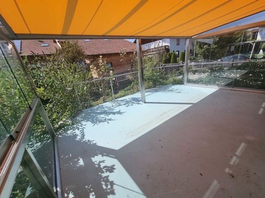 hochwertig überdachte Terrasse mit Gartenzugang