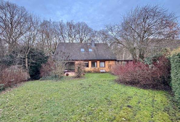 Vorgarten mit Süd-/ Westterrasse 