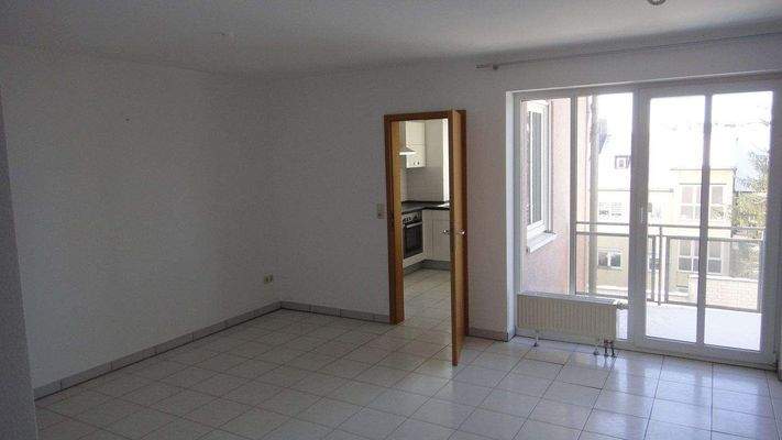 Wohn-/Esszimmer mit Zugang zur Küche