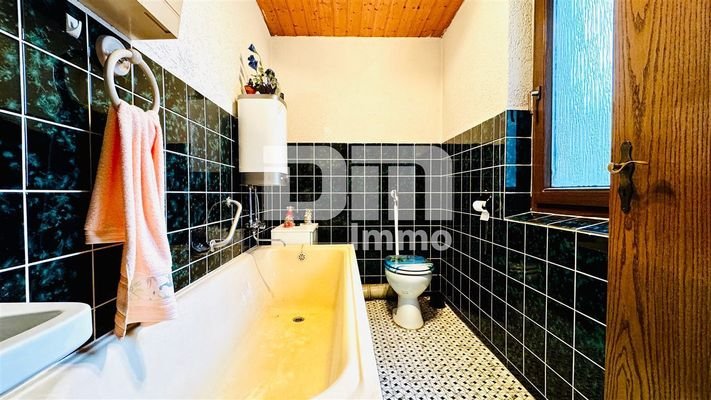 Vorderhaus EG Badezimmer / Badewanne