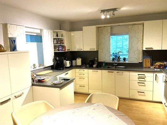Einbauküche mit Essplatz