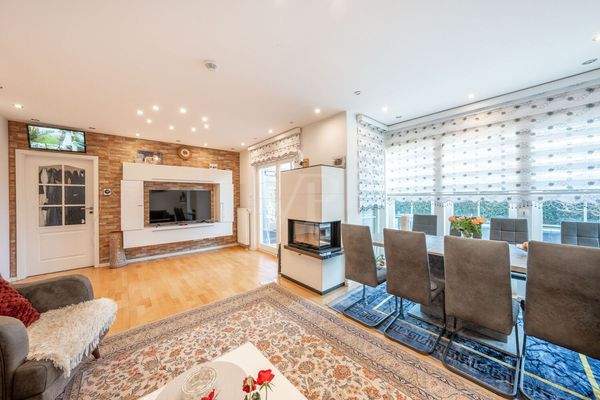 großes, helles Wohnzimmer