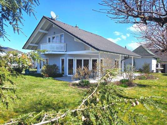 Blick aus dem Garten auf das Haus