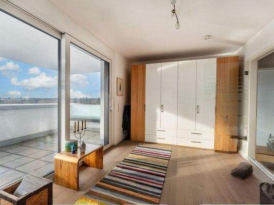 Zimmer mit Zugang zum Balkon