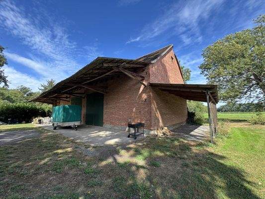 Seitenansicht zur Scheune mit Vorplatz