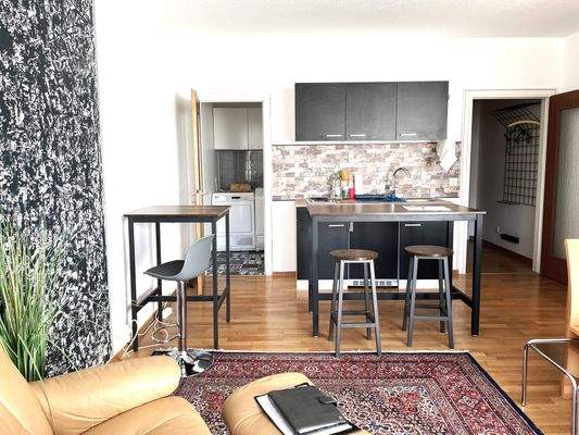 mit Tisch und Hocker