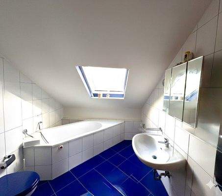 Bad mit Wanne und Fenster