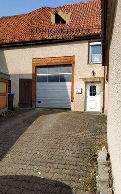 Hauseingang und Scheune