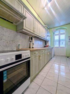 Küche mit Zugang zum Balkon