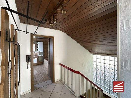 Flur OG - Blick auf Treppenhaus u. Bad