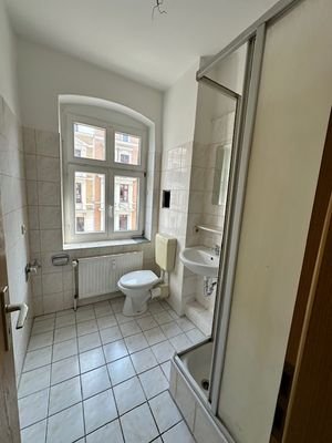 Bad mit Dusche und Fenster
