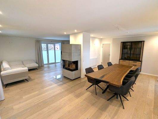 Essbereich mit einem Blick auf den Kamin