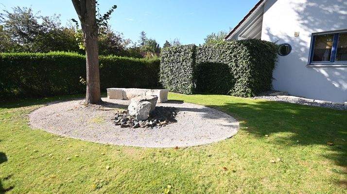 ....gepflegtem Vorgarten...