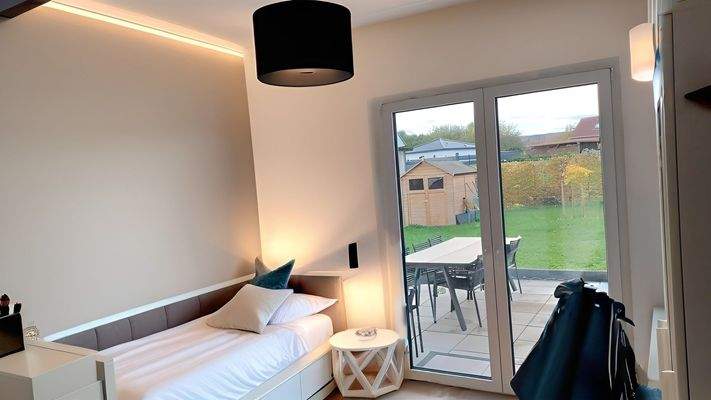 Schlafzimmer im Erdgeschoss (KI-generiert)