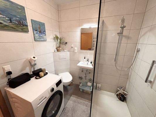 Badezimmer mit Waschmaschinenanschluss