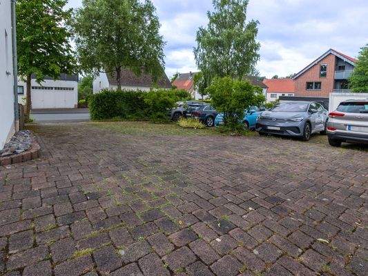 Parkplätze hinter dem Haus