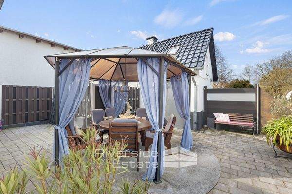 Sitzgelegenheit vorm Haus 