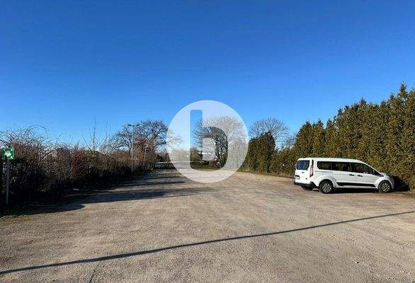 Fläche f. zusätzl. Parkplätze u Zufahrt zu vorhandenen Parkplätzen